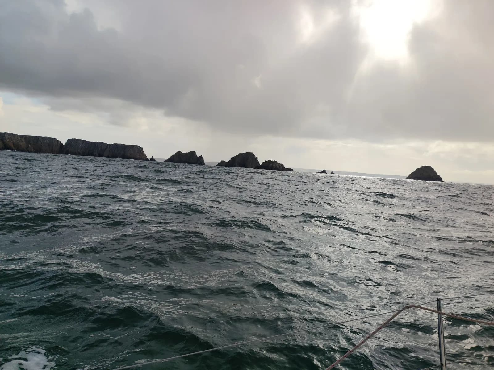 Mer formée devant une côte rocheuse de Bretagne pendant une traversée