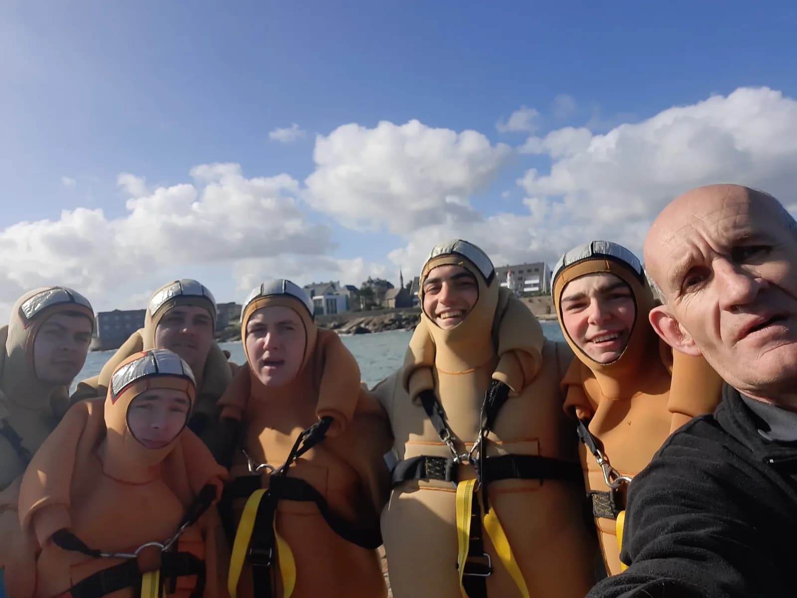 Formation en mer à bord du voilier, élèves à la manœuvre