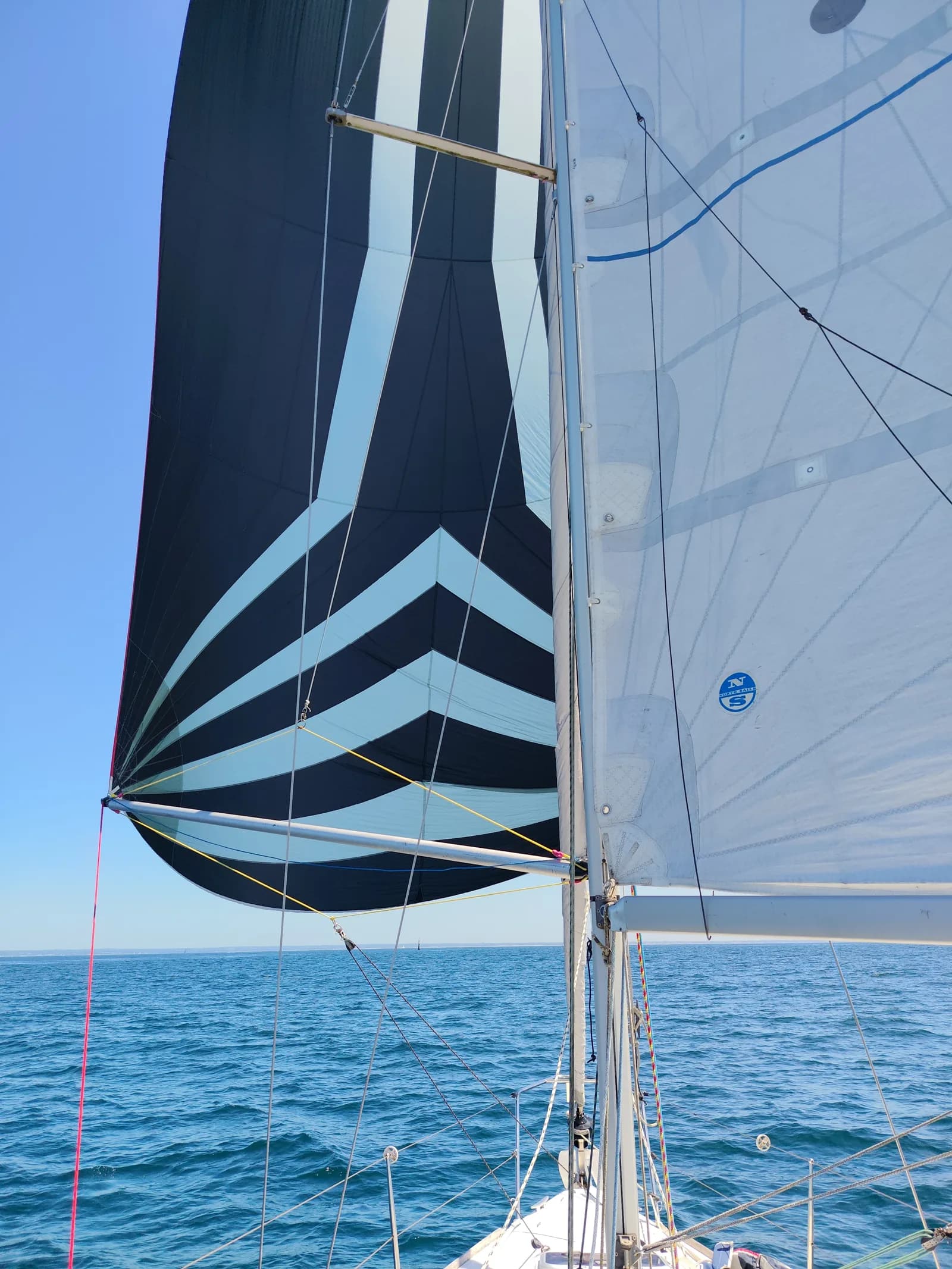 Voilier sous spi en pleine mer
